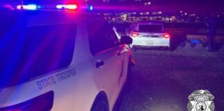 Foto: Momento en el que los agentes alcanzan al vehículo luego del accidente - Cortesía de la patrulla estatal de Washington