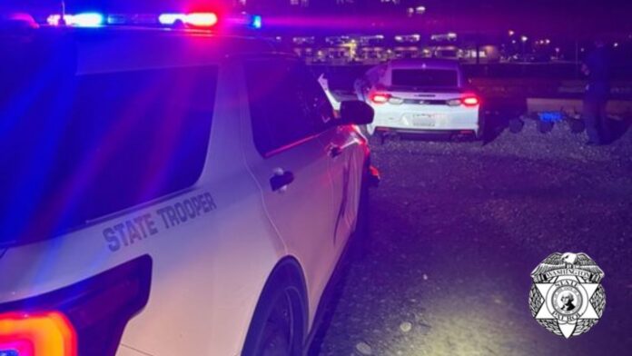 Foto: Momento en el que los agentes alcanzan al vehículo luego del accidente - Cortesía de la patrulla estatal de Washington Foto: Momento en el que los agentes alcanzan al vehículo luego del accidente - Cortesía de la patrulla estatal de Washington
