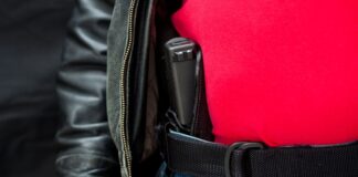 WA registra significativo aumento de permisos de porte oculto de armas Concealed Firearm Under Jacket
