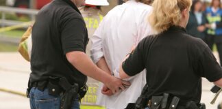 Operación en Battle Ground contra explotación sexual infantil deja 12 detenidos Sheriff Escorting Arrested Man