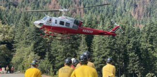 Arresto de bomberos trabajando en un incendio genera indignación en Washington Foto: Personal esperando subir a un helicóptero en el área del incendio Bear Gulch - Cortesía de la página oficial de Facebook de Bear Gulch Fire