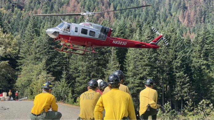 Foto: Personal esperando subir a un helicóptero en el área del incendio Bear Gulch - Cortesía de la página de Facebook del Bear Gulch Fire Foto: Personal esperando subir a un helicóptero en el área del incendio Bear Gulch - Cortesía de la página oficial de Facebook de Bear Gulch Fire