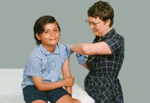 Programe su cita de vacunación antes del regreso a clases Niño recibiendo una vacuna de un proveedor de atención médica.