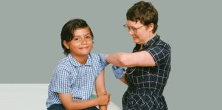 Programe su cita de vacunación antes del regreso a clases Niño recibiendo una vacuna de un proveedor de atención médica.