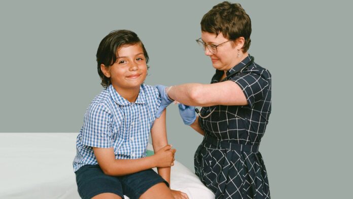 Vacunación Infantil Niño recibiendo una vacuna de un proveedor de atención médica.