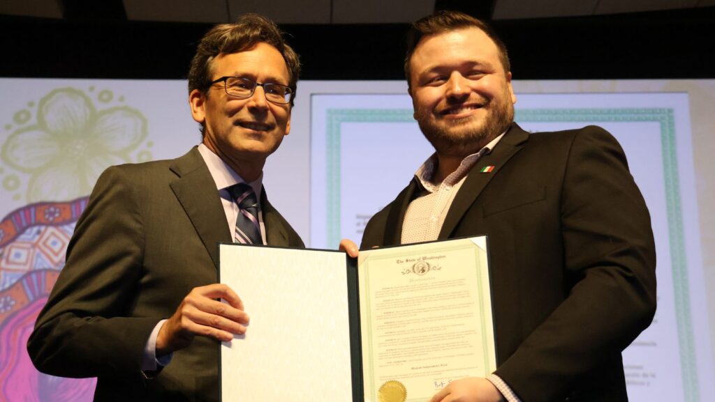 El gobernador de Washington, Bob Ferguson entrega una proclamación al consul de México en Seattle.