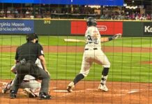 Los Marineros aseguran su pase a los playoffs y se acercan al título divisional Un jugador de béisbol con un uniforme crema y rayas azules conecta un hit. Se ve desde atrás al catcher en cuclillas y al umpire gritando la jugada.