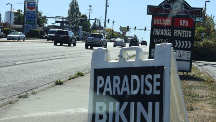 Foto: Anuncios en la entrada del local bikini barista en Lynnwood, WA - ©️Latino Herald Foto: Anuncios en la entrada del local bikini barista en Lynnwood, WA - ©️Latino Herald