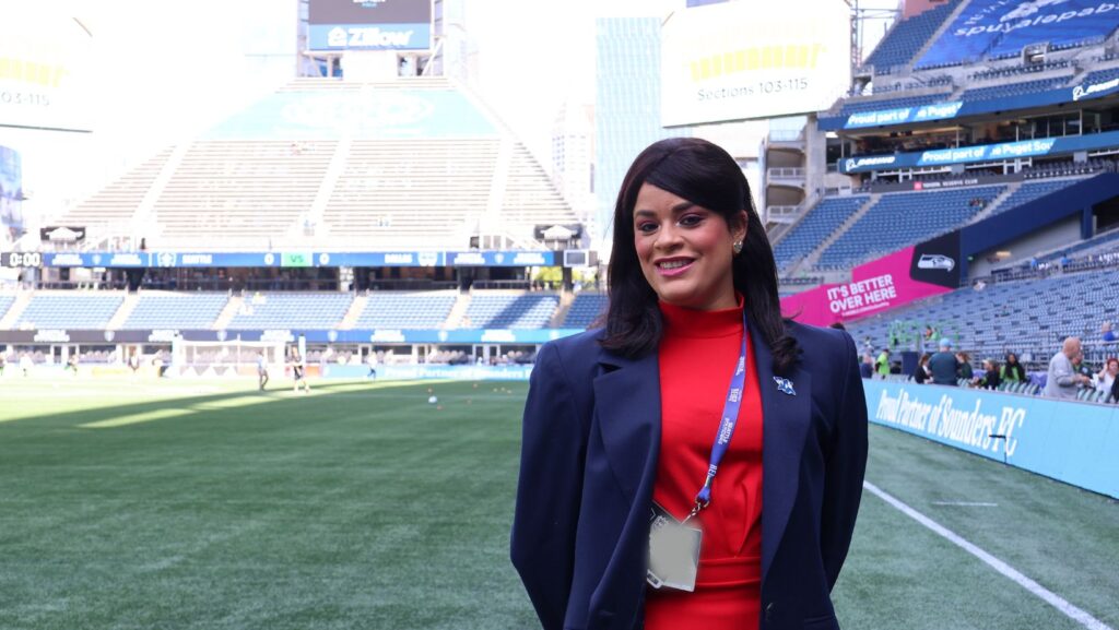 Gisselle Pichardo posa junto al campo de juego en el estadio Lumen Field de Seattle.