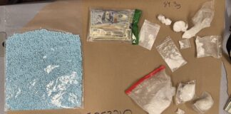 Policía de Seattle decomisa más de 5.000 pastillas de fentanilo, otras drogas y efectivo en SODO Foto: Fentanilo, dinero y otras drogas incautadas en el operativo - Cortesía del SPD