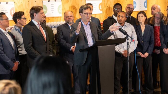Foto: Bob Ferguson durante una conferencia de prensa realizada el jueves 4 de septiembre del 2025, donde detallo el análisis independiente de la Oficina de Gestión Financiera del Estado de Washington sobre los posibles efectos de las arancelarias de Trump - Cortesía de la oficina del gobernador Foto: Bob Ferguson durante una conferencia de prensa realizada el jueves 4 de septiembre del 2025, donde detallo el análisis independiente de la Oficina de Gestión Financiera del Estado de Washington sobre los posibles efectos de las arancelarias de Trump - Cortesía de la oficina del gobernador