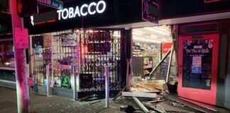 Dueño de tienda en Seattle dispara contra ladrones tras dos asaltos en 48 horas Foto: Estado de la entrada de la tienda luego del robo con allanamiento - Cortesía del SPD