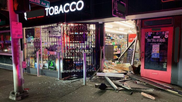 Foto: Estado de la entrada de la tienda luego del robo con allanamiento - Cortesía del SPD Foto: Estado de la entrada de la tienda luego del robo con allanamiento - Cortesía del SPD