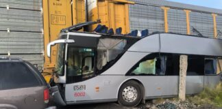 Choque entre tren y autobús en Atlacomulco deja al menos ocho muertos y 45 heridos Foto: Estado del autobús luego de chocar con un tren el lunes 8 de septiembre del 2025 - Cortesía de PC Bomberos Toluca