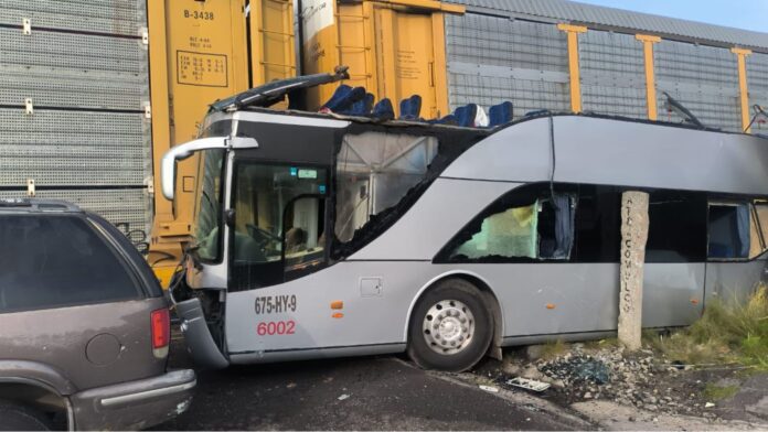 Foto: Estado del autobús luego de chocar con un tren el lunes 8 de septiembre del 2025 - Cortesía de PC Bomberos Toluca Foto: Estado del autobús luego de chocar con un tren el lunes 8 de septiembre del 2025 - Cortesía de PC Bomberos Toluca