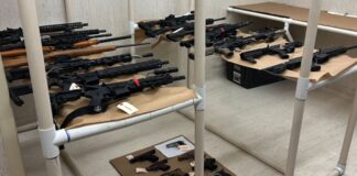 Menor de 13 años de Tacoma se declara inocente de amenaza de tiroteo masivo Foto: Captura de pantalla del video publicado por las autoridades donde se pueden ver las armas incautadas por las autoridades durante el arresto del joven de 13 años en Tacoma - Cortesía de la Oficina del Sheriff del Condado Pierce.