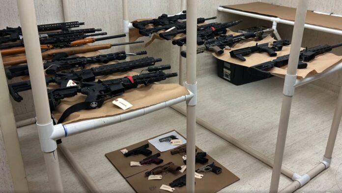 Foto: Captura de pantalla del video publicado por las autoridades donde se pueden ver las armas incautadas por las autoridades durante el arresto del joven de 13 años en Tacoma - Cortesía de la Oficina del Sheriff del Condado Pierce.