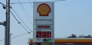 Precios de la gasolina en Washington alcanzan $4.50 por galón, el nivel más alto del año Foto: Precio del combustible en una gasolinera en Hwy 99 en Edmonds WA ©️Latino Herald