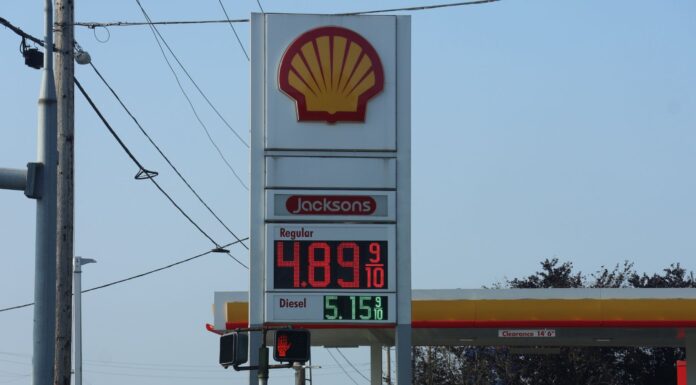Precios de la gasolina en WA alcanzan máximo semanal desde octubre Foto: Precio del combustible en una gasolinera en Hwy 99 en Edmonds WA ©️Latino Herald