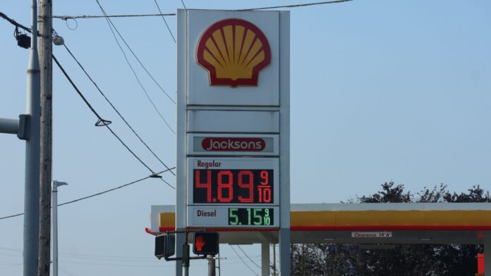 Foto: Precio del combustible en una gasolinera en Hwy 99 en Edmonds WA  ©️Latino Herald Foto: Precio del combustible en una gasolinera en Hwy 99 en Edmonds WA ©️Latino Herald