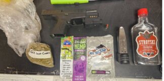 Detienen en Burien a joven menor de 21 años por conducir presuntamente drogado y portar un arma Foto: Arma, cannabis y una botella de licor que fueron incautada durante el arresto - Cortesía del departamento de policía de Burien
