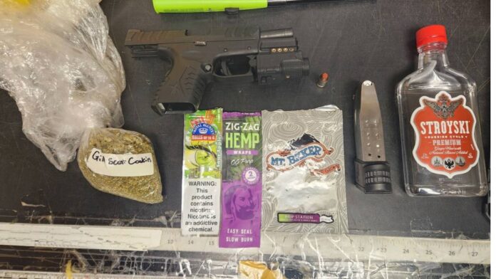 Foto: Arma, cannabis y una botella de licor que fueron incautada durante el arresto - Cortesía del departamento de policía de Burien Foto: Arma, cannabis y una botella de licor que fueron incautada durante el arresto - Cortesía del departamento de policía de Burien