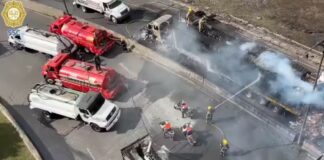 Silza, la dueña de la pipa que explotó en Iztapalapa podría perder su permiso para transportar gas LP Foto: Captura de pantalla del video publicado por las autoridades donde se ve el trabajo de los bomberos para apagar el fuego producido por la explosión de la pipa - Cortesía de la policía de Ciudad de México