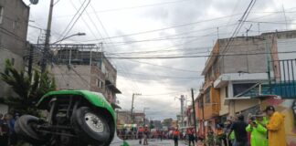 Camión de reparto es devorado por enorme socavón en Iztapalapa Foto: Camión de refresco que cayo dentro de un socavón en la alcaldía Iztapalapa - Cortesía de SEGIAGUA