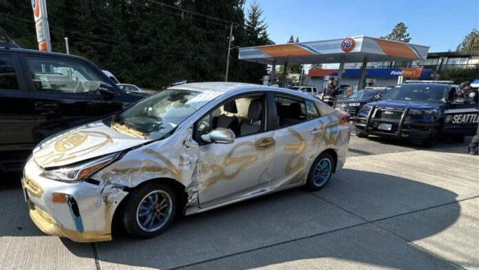 Foto: Vehículo involucrado en el intento de atropello en West Seattle - Cortesía del SPD Foto: Vehículo involucrado en el intento de atropello en West Seattle - Cortesía del SPD