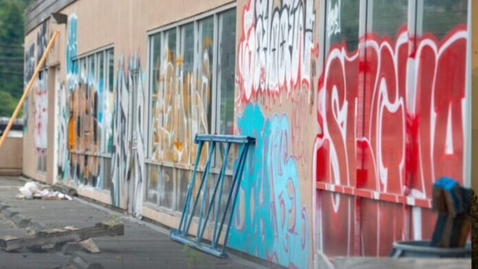 Foto: Extensos daños a propiedad vandalizada por grafiteros - Cortesía del blog de la ciudad de Seattle Foto: Extensos daños a propiedad vandalizada por grafiteros - Cortesía del blog de la ciudad de Seattle