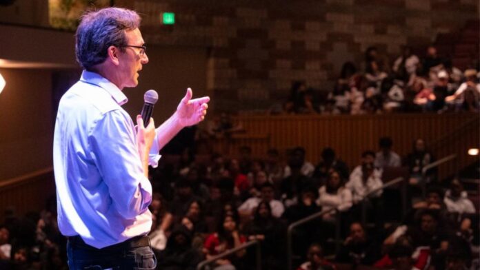 Foto: Bob Ferguson durante su visita a la Escuela Secundaria Renton el viernes 19 de septiembre del 2025- Cortesía de la oficina del gobernador Ferguson Foto: Bob Ferguson durante su visita a la Escuela Secundaria Renton el viernes 19 de septiembre del 2025- Cortesía de la oficina del gobernador Ferguson