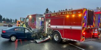 Conductor se duerme al volante y choca contra camión de bomberos en Federal Way Foto: Estado del vehículo y el camión de bomberos luego de accidente - Cortesía del agente Rick Johnson