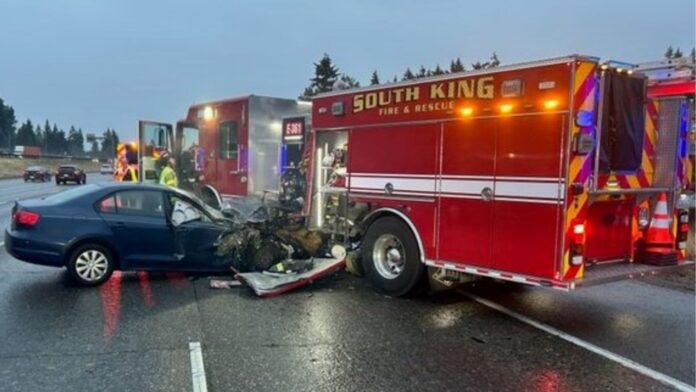 Foto: Estado del vehículo y el camión de bomberos luego de accidente - Cortesía del agente Rick Johnson Foto: Estado del vehículo y el camión de bomberos luego de accidente - Cortesía del agente Rick Johnson