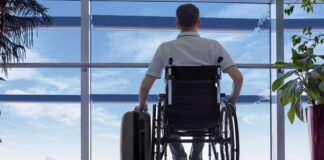 EE.UU. suspende aplicación de norma de protección para pasajeros en silla de ruedas Hombre en silla de ruedas en un aeropuerto