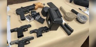 Adolescentes arrestados en Seattle; policía recupera arsenal de armas Foto: Armas incautadas por las autoridades luego de hacer cumplir la orden de allanamiento - Cortesía del SPD
