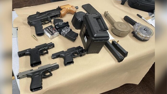 Foto: Armas incautadas por las autoridades luego de hacer cumplir la orden de allanamiento - Cortesía del SPD
