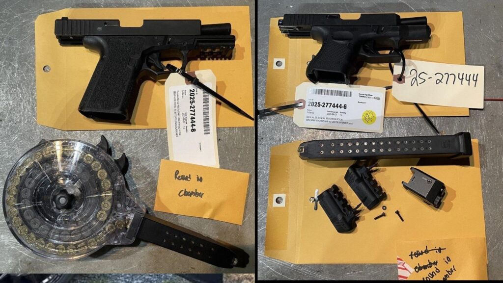 Foto: Armas incautadas por las autoridades luego de hacer cumplir la orden de allanamiento - Cortesía del SPD