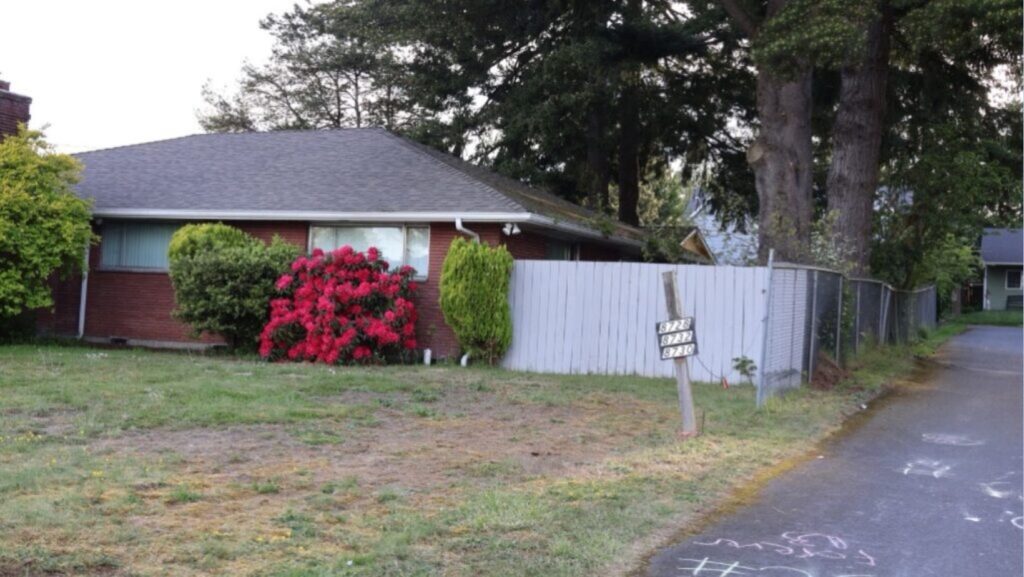 Vista lateral de la propiedad donde, según vecinos, el cable metálico fue instalado durante años a pesar de múltiples advertencias. © Latino Herald