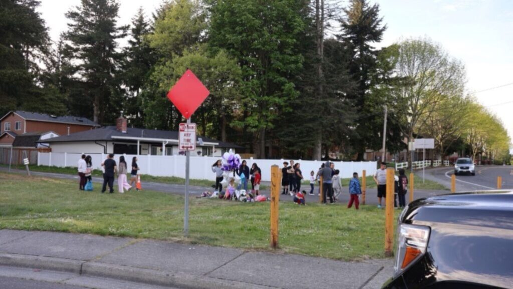 Vecinos, familiares y amigos se reunieron en el lugar del accidente para rendir homenaje a Emiliano y exigir justicia. © Latino Herald