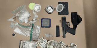 Policía incauta drogas, dinero y un arma en operativo en el centro de Seattle Foto: Arma, drogas y dinero incautado por las autoridades durante el arresto - Cortesía del SPD
