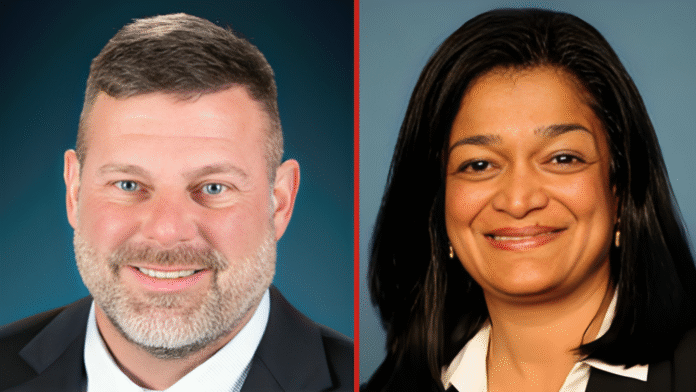 Foto: De izquierda a derecha, John Gillette y Pramila Jayapal - Cortesía del gobierno de Mahave y el congreso de USA