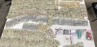 Arrestan a presunto traficante en el condado Lewis tras operativo antidrogas Foto: Dinero y otros elementos incautados en el operativo antinarcóticos - Cortesía de la Oficina del Sheriff del Condado de Grays Harbor