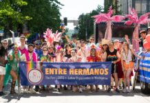 Entre Hermanos busca voluntarios para el Desfile del Orgullo Gay de Seattle 2026 Miembros de la organización Entre Hermanos participan en el desfile del Orgullo en Seattle con un colorido contingente Latin LGBTQ+