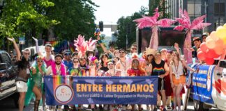 Entre Hermanos fortalece su presencia en Yakima e invita a la comunidad a su gala 2025 Alt Text: Miembros de la organización Entre Hermanos participan en el desfile del Orgullo en Seattle con un colorido contingente Latin LGBTQ+