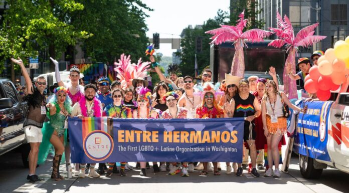 Entre Hermanos busca voluntarios para el Desfile del Orgullo Gay de Seattle 2026 Miembros de la organización Entre Hermanos participan en el desfile del Orgullo en Seattle con un colorido contingente Latin LGBTQ+