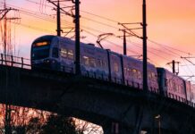 Sound Transit implementa permisos de estacionamiento en algunas estaciones de Seattle Tren ligero de Sound Transit en Seattle cruzando un viaducto bajo un cielo rosado al atardecer