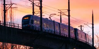 Extensión del tren ligero hasta Federal Way abrirá en diciembre con tres nuevas estaciones Tren ligero de Sound Transit en Seattle cruzando un viaducto bajo un cielo rosado al atardecer