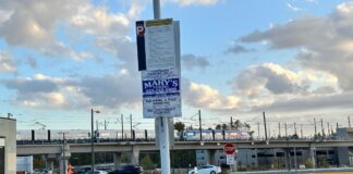 Decenas de autos remolcados cerca de la estación de tren ligero en Lynnwood durante juego de los Mariners etrero de estacionamiento privado con advertencia de remolque en lote frente a la estación de tren ligero Lynnwood City Center.