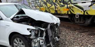 Vehículo embestido por tren en cruce ferroviario de Edmonds Foto cortesia del departamento de policia de Edmonds del incidente que bloqueo Main Street