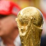 FIFA crea un premio de la paz y lo entregará en el sorteo del mundial de EE.UU. Foto de la Copa del Mundial de futbol FIFA 2026. En el fondo aparece el presidente de Estados Unidos, Donald Trump
